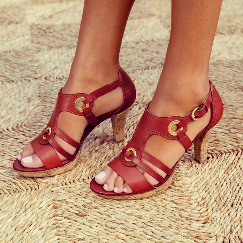 Airy and chic sandals